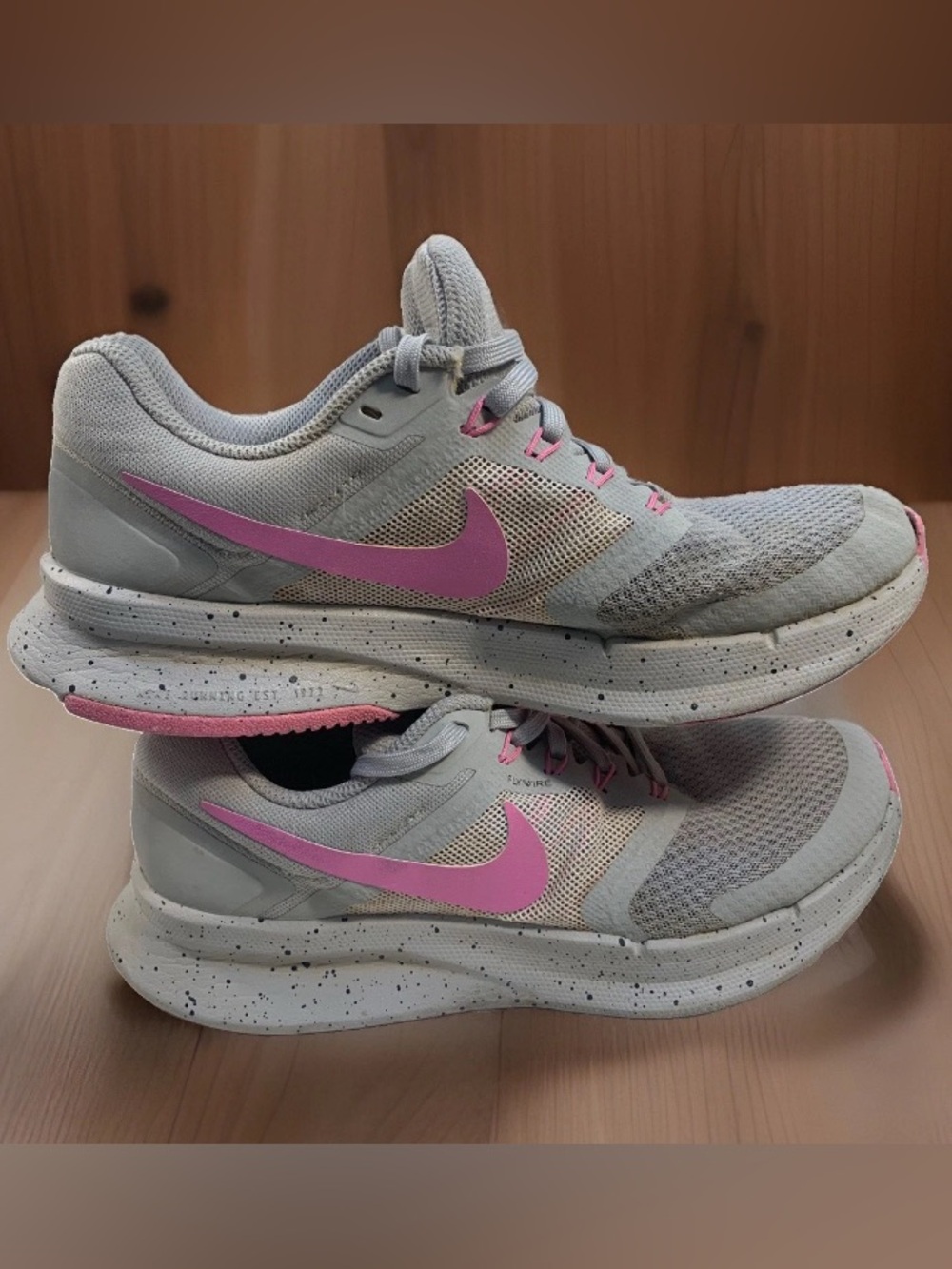 Nike Swift 3 Women's Gray Running Shoes Sneaker with Pink Swoosh Size 7.5